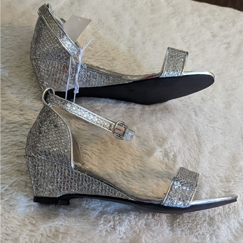 2X1 Basic Editions Youth Silver Sandals Size 1. - Picture 2 of 4